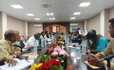 تنفيذي لحج يشدد على الانضباط الوظيفي ويناقش وضع الكهرباء والمياه