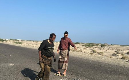 الشاب وجدي المحروق ينفذ مبادرة لردم الحفر بأبين حفاظا على سلامة المواطنين