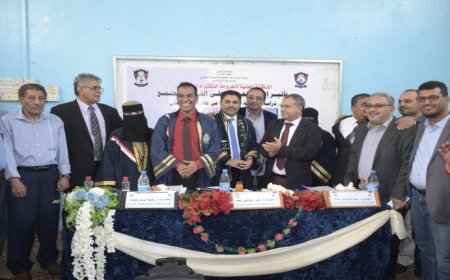 بحضور رئيس جامعة عدن.. كلية الآداب تمنح درجة الدكتوراه للباحث فهد المارمي