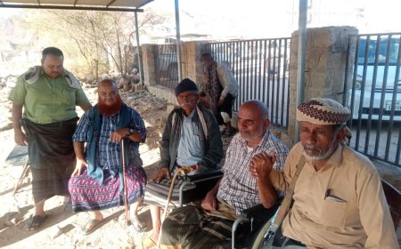 رئيس المجلس العام للمقاومة الجنوبية بشبوة يقدم واجب العزاء لأسرة الشهيد حمزة عشبة