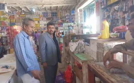 مدير عام الصناعة والتجارة بأبين ينفذ نزولًا ميدانيًا لسوق شقرة لمتابعة أسعار السلع والمخزون الغذائي