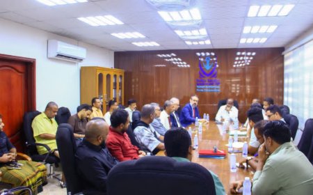 الرباكي يترأس اجتماعاً موسعاً بميناء المكلا مع الوكالات الملاحية وبحضور ممثل البنك الدولي في مصلحة الجمارك