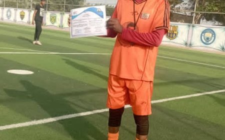 أكاديمية الهلال لكرة القدم  بمحافظة لحج تكرم الكابتن حسين عمر القريشي