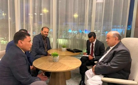 عضو مجلس القيادة الرئاسي محافظ حضرموت يلتقي قيادة مؤسسة ائتلاف الخير للاغاثة ويطلع على تدخلاتها التنموية والإغاثية