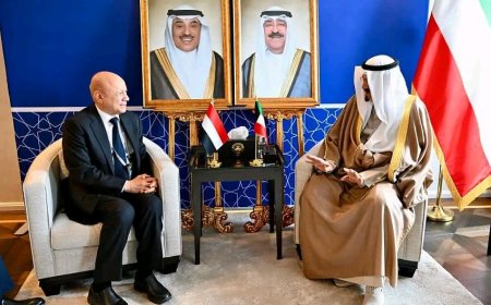 رئيس مجلس القيادة يبحث ورئيس الوزراء الكويتي العلاقات الثنائية والدعم المطلوب للحكومة الجديدة