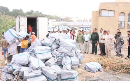 مدير عام دارسعد يشرف على عملية ضبط واتلاف ( إحراق )  كميات من السجائر المهربه