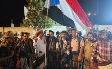 فيما حشود المحفد تصل.. قيادات عسكرية وامنية تتوافد إلى ساحة الاعتصام بزنجبار