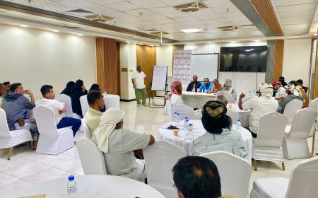 السلطة المحلية بالمكلا تنظم جلسة لمناقشة احتياجات عدد من أحياء المدينة