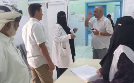 نائب مدير عام صحة أبين د. السعيدي يشهد سير العمل بالمخيم الطبي المجاني لجراحة اللوزتين بمستشفى زنجبار