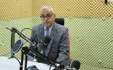 في لقاء عبر إذاعة صوت الجامعة.. نائب رئيس جامعة عدن يكشف خطط تطوير الخدمات الطلابية