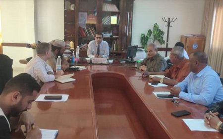مدير عام مكتب الصحة بلحج يلتقي مؤسسة يمان للتنمية لمناقشة تحسين خدمات برنامح القسائم الصحية