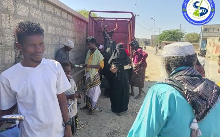 صرف إكرامية رمضان لكافة منتسبي صندوق النظافة والتحسين بأبين