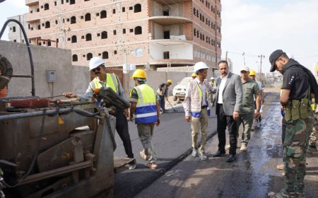 وزير الأشغال يدشن انطلاق أعمال إسفلت طريق التقنية إنماء في المنصورة بعدن
