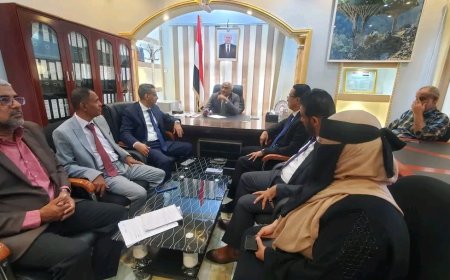 وزير الإدارة المحلية يترأس اجتماعاً موسعاً بقيادة وموظفي الوزارة في عدن