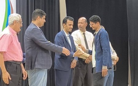 صندوق النظافة والتحسين بساحل حضرموت يكرم رئيس اتحاد الملتقيات الشبابية التطوعية في ختام فعاليات "أسبوع النظافة والبيئة 2026"