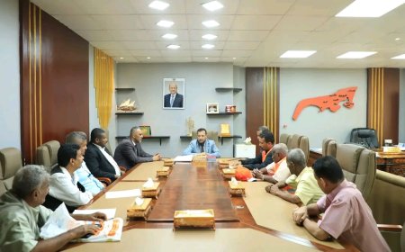 محافظ العاصمة عدن يبحث مع رئيس الاتحاد العام لنقابات عمال الجنوب إعداد مصفوفة شاملة للإشكاليات القائمة والحلول الممكنة