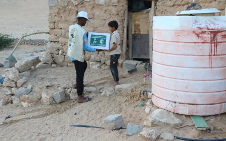 مركز الملك سلمان للإغاثة يواصل تنفيذ مشروع توزيع مساعدات التمور في مديرية رماه بحضرموت الوادي
