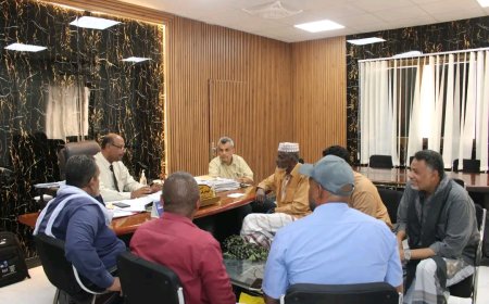 مدير عام المكلا يستعرض الترتيبات النهائية لتنظيم الأسواق الشعبية في الشرج والديس