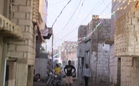 استقبالاً لشهر رمضان.. شباب حارة قدرالله بجعار يزيّنون الشوارع بأضواء الزينة