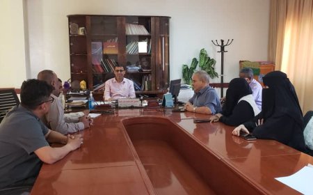 مدير عام مكتب الصحة العامة والسكان بلحج يناقش مع مؤسسة موده تدخلنها بمديرية الحوطة وتبن
