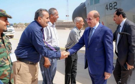 رئيس الوزراء يصل إلى عدن لقيادة العمل الحكومي
