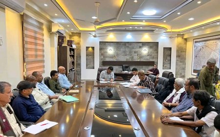 مدير عام مديرية الشيخ عثمان يوجّه بتشكيل لجنة تحقيق بشأن مشكلة الصرف الصحي خلال اجتماعه بالمكتب التنفيذي ويعلن عن مسابقة لحفظة القرآن