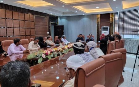 محافظ عدن يوجه بتكثيف النزول الميداني للمديريات لتعزيز الخدمات وتحسين الأداء