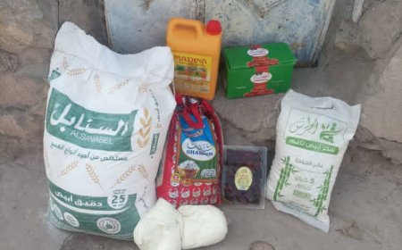 لحج "بدعم فاعل خير عن طريق الناشط زكي الناخبي.. تدشين توزيع السلال الغذائية للأسر الأشد فقراً