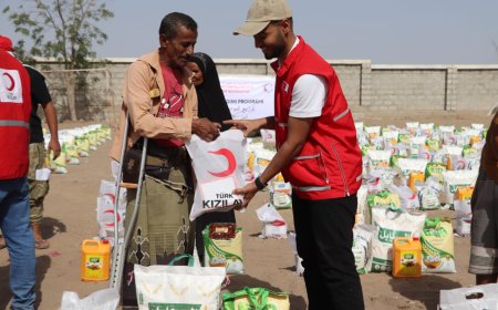 الهلال التركي توزع 500 سلة غذائية وألف وجبة إفطار في محافظتي عدن ولحج
