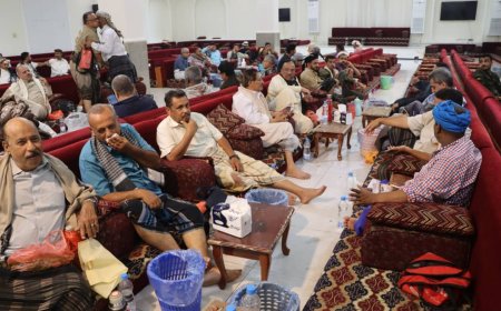 شخصيات سياسية ومدنية من أبناء الصبيحة وشعب يقدمون واجب العزاء بوفاة المناضل عبدالقوي رشاد الشعبي