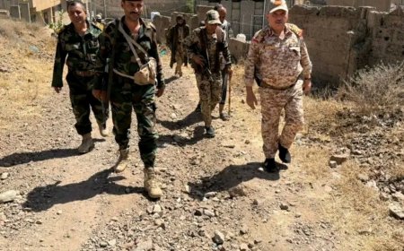 قائد محور تعز يزور الخطوط الأمامية في الجبهات المحيطة بمدينة تعز