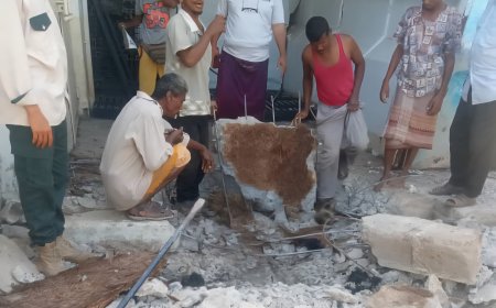 مؤسسة مياه عدن تنفذ حملة فتح انسدادات وتصفية شبكة الصرف الصحي بحي السفارات بخور مكسر