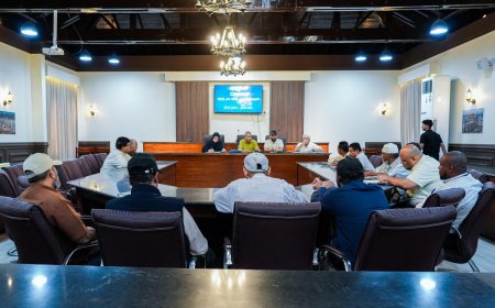 مدير صيرة يناقش مع فريق النزول الميداني المكلف من المحافظ آلية تنفيذ مشروع المسح الأولي للكفاءات