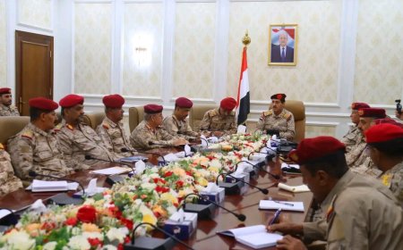 وزير الدفاع يعقد اجتماعاً موسعاً بمساعديه ورؤساء الهيئات العسكرية