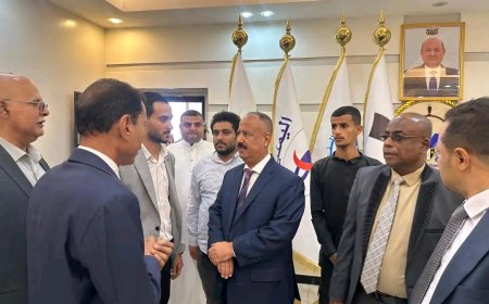 وزير النقل يتفقد سير العمل في ديوان عام الوزارة بعدن