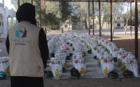 مؤسسة البركة توزع 652 سلة غذائية على المعلمين والمعلمات في مدارس الكود بأبين