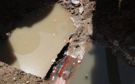 فرق مؤسسة مياه عدن تعمل على إصلاح كسر في محطة ضخ الصرف الصحي بالمنصورة