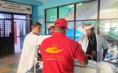 أفران عدن الخيرية تنفذ حملة توزيع وجبات إفطار الصائم في مستشفى الصداقة بعدن