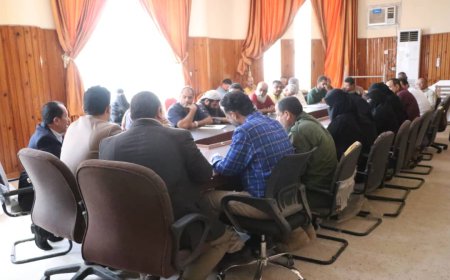 مدير عام البريقة يناقش مع فريق النزول الميداني المكلف من محافظ عدن آلية تنفيذ مشروع المسح الأولي للكفاءات