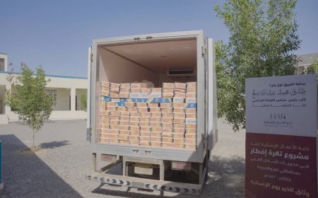 الخلية الإنسانية توزع وجبات إفطار على الأسر النازحة في ذو باب المندب.