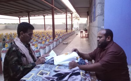 مدير عام الحوطة يدشن توزيع 1000 سلة غذائية للأسر الأشد فقرًا بلحج 