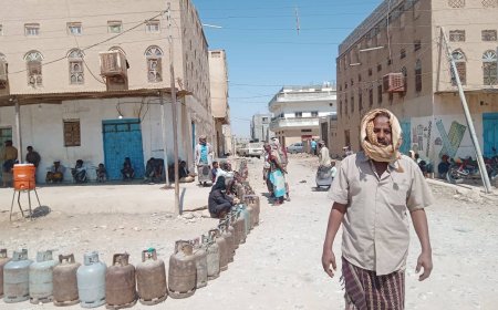 أهالي مديرية ميفعة شبوة يقفون في طوابير طويلة للحصول على أسطوانة غاز لطهي إفطارهم الرمضاني