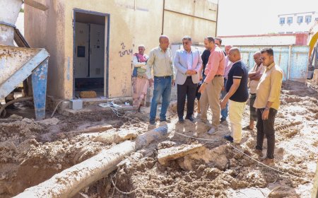 وكيل أول العاصمة عدن يتفقد سير العمل في إصلاح كسر بمحطة ضخ الصرف الصحي الرئيسية بالمصنورة