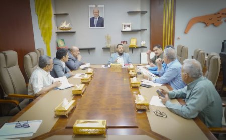 محافظ العاصمة عدن يرأس اجتماعًا موسعًا لمناقشة الإجراءات والخطوات الإصلاحية في قطاعي النقل والطرق