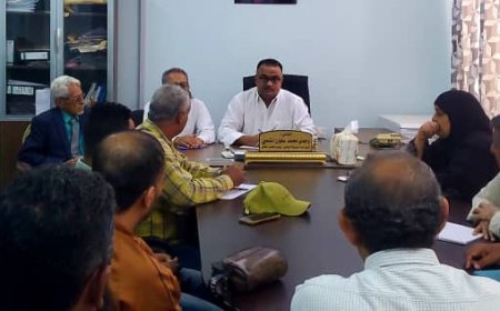 مدير عام التواهي يناقش مع مستشاري محافظ عدن احتياجات المكاتب التنفيذية وتعزيز الخدمات