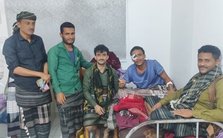 القيادي محمود عادل الحوشبي برفقة الكابتن علي لجعم يطمئنان على صحة اللاعب عبدالرحمن مرعي