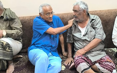 السلطة المحلية بالعاصمة عدن تؤدي واجب العزاء لأسرة الشهيد عبد السلام الشبحي