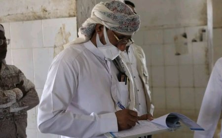 نائب مدير عام صندوق النظافة والتحسين يوقّع على تسليم موقع مشروع تأهيل سوق الأسماك بمدينة الغيضة