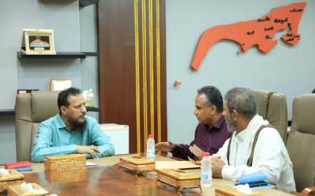 محافظ العاصمة عدن ورئيس الهيئة العامة للمصائد السمكية بخليج عدن يناقشان آليات تنظيم وتطوير العمل والارتقاء بالقطاع السمكي