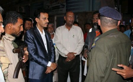 الوكيل الجيلاني يطلع علي الأضرار الناجمة عن حريق اندلع في منزل مدير تربية أرياف المكلا